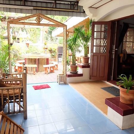 Hug Glur House Tour And Hostel (Adults Only) Chiang Mai Extérieur photo