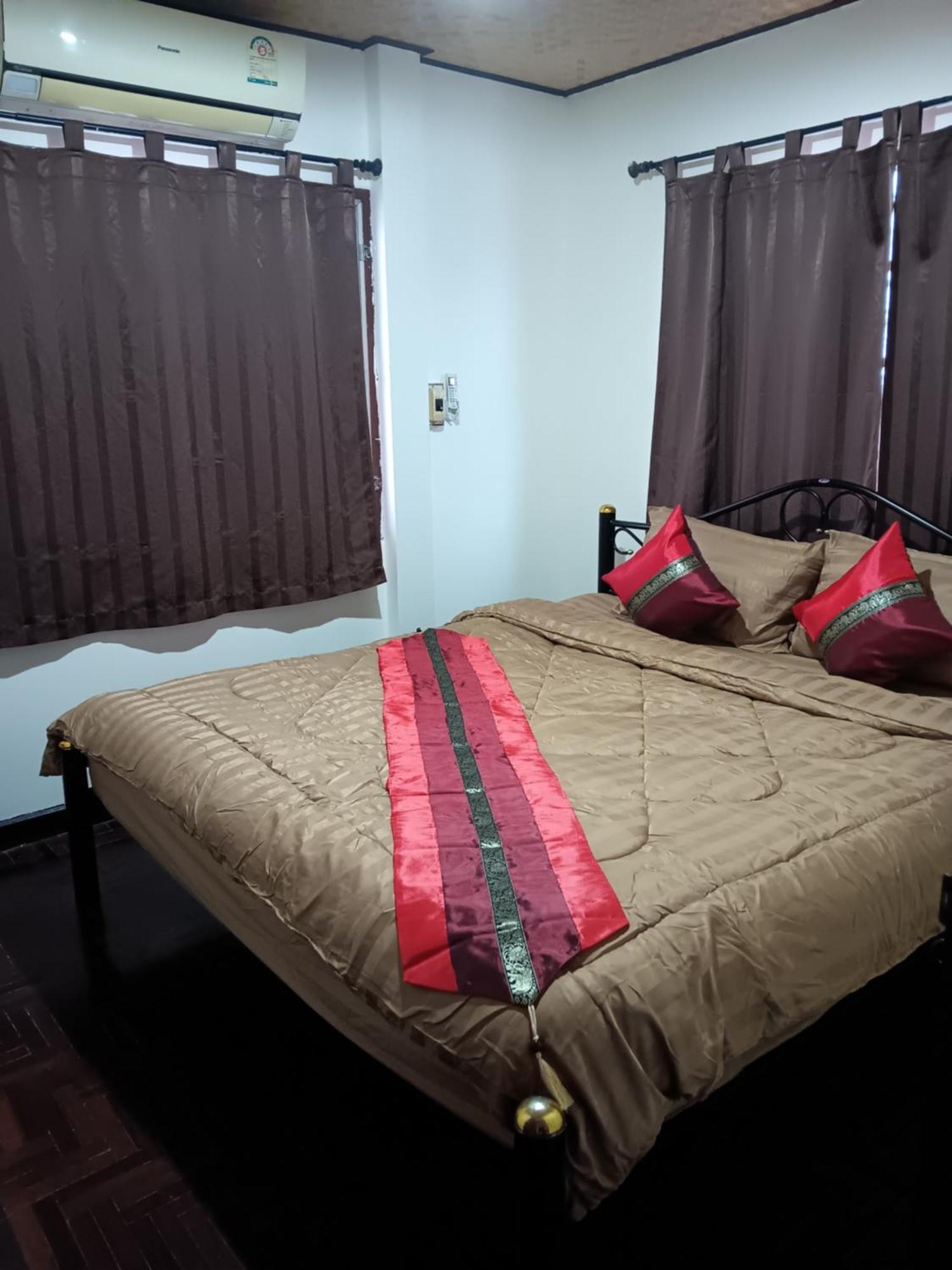 Hug Glur House Tour And Hostel (Adults Only) Chiang Mai Extérieur photo