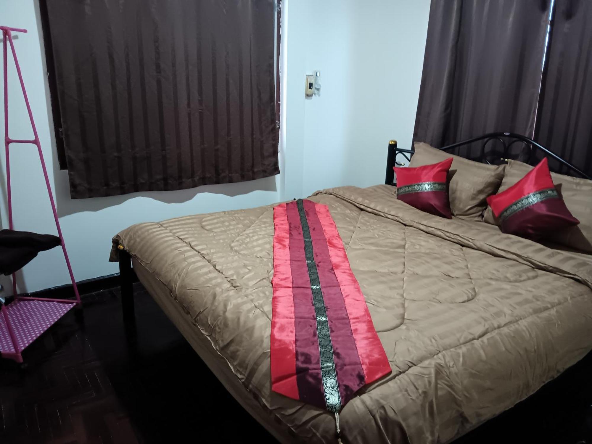 Hug Glur House Tour And Hostel (Adults Only) Chiang Mai Extérieur photo
