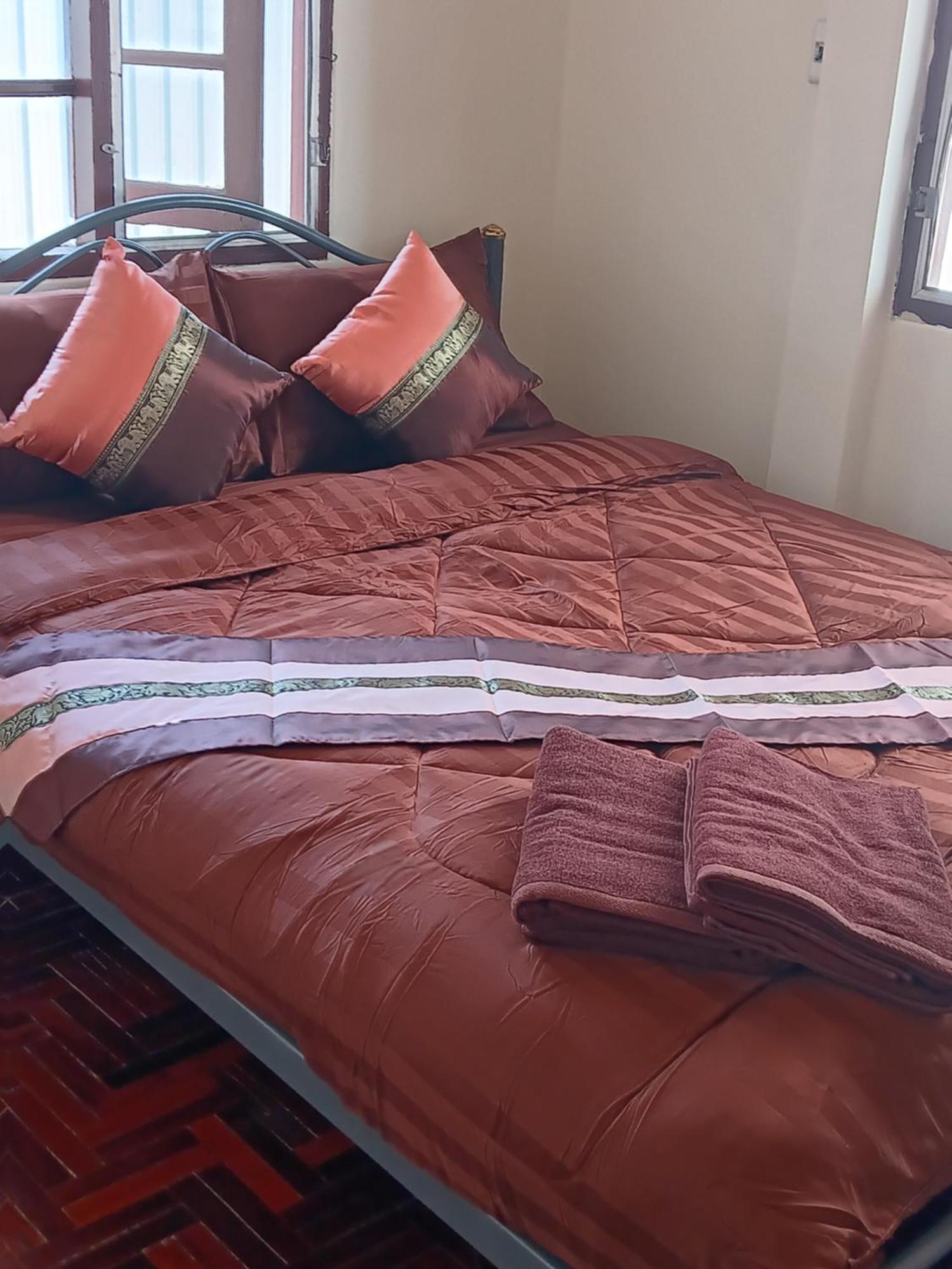 Hug Glur House Tour And Hostel (Adults Only) Chiang Mai Extérieur photo