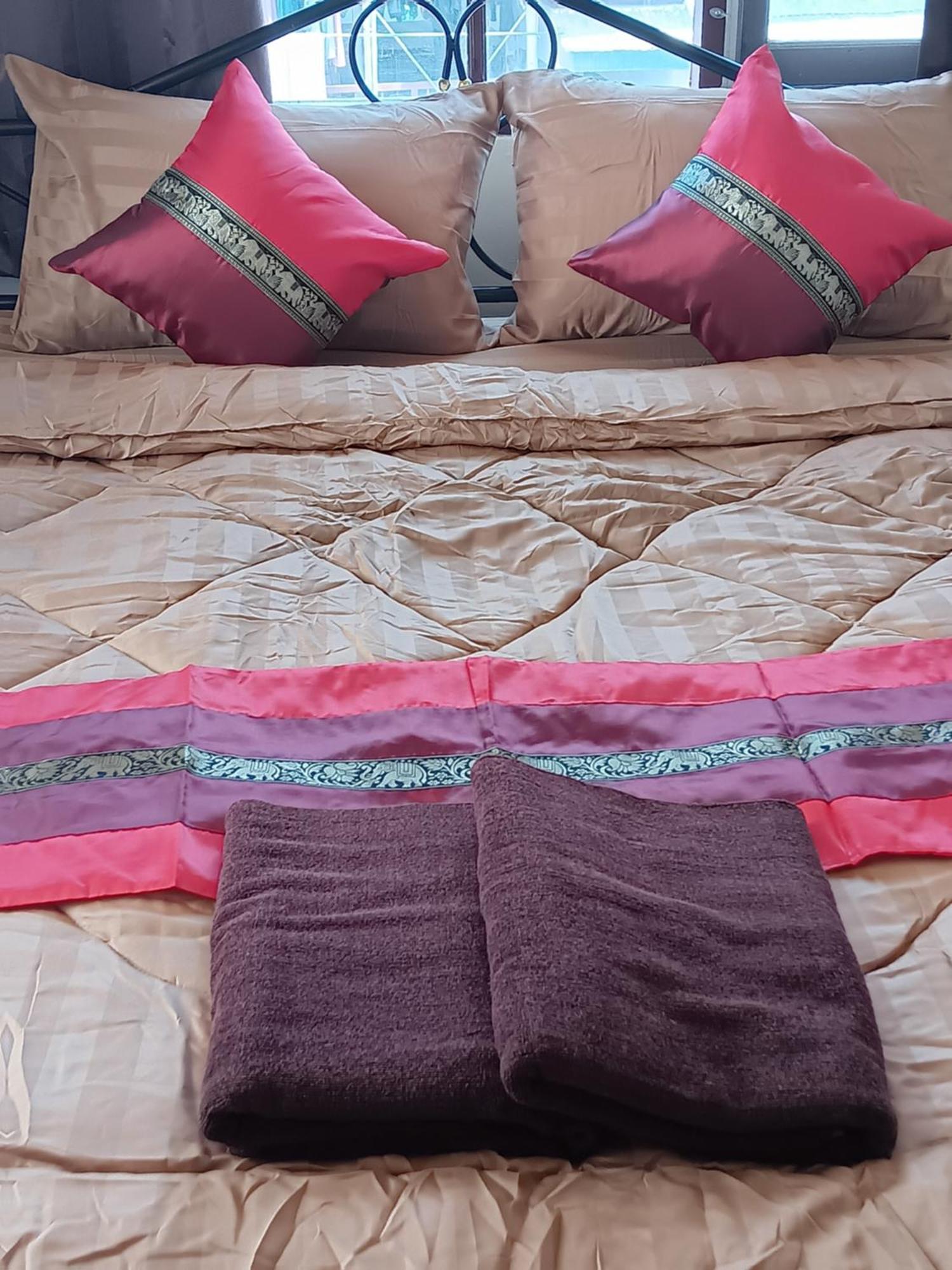 Hug Glur House Tour And Hostel (Adults Only) Chiang Mai Extérieur photo