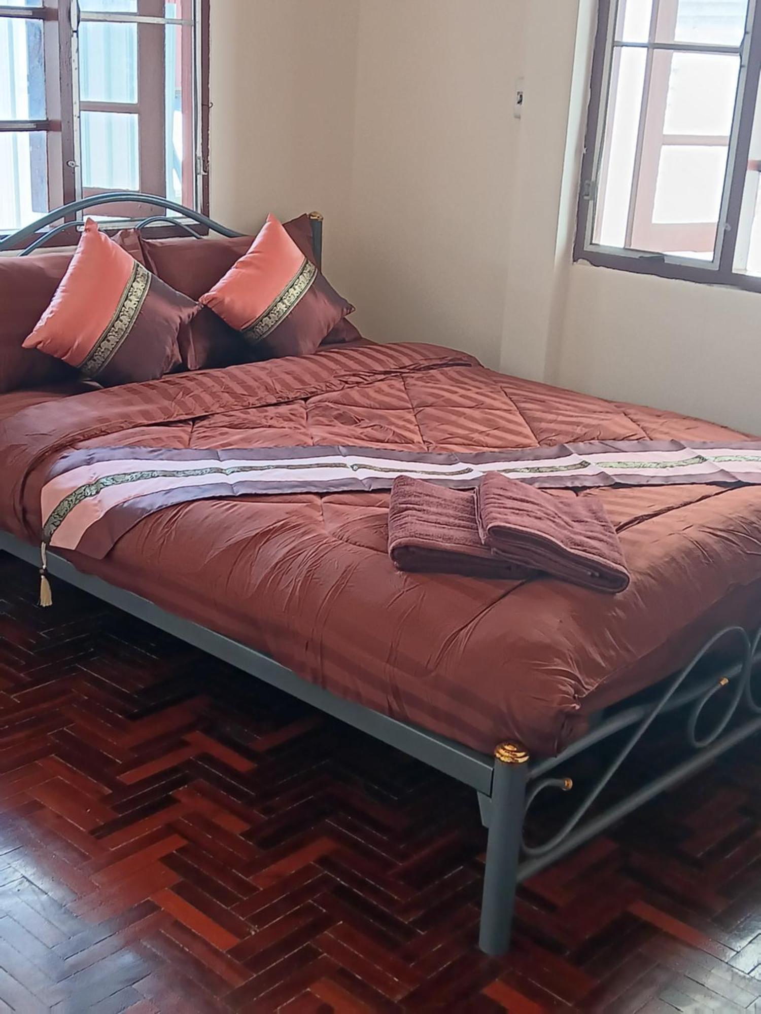 Hug Glur House Tour And Hostel (Adults Only) Chiang Mai Extérieur photo