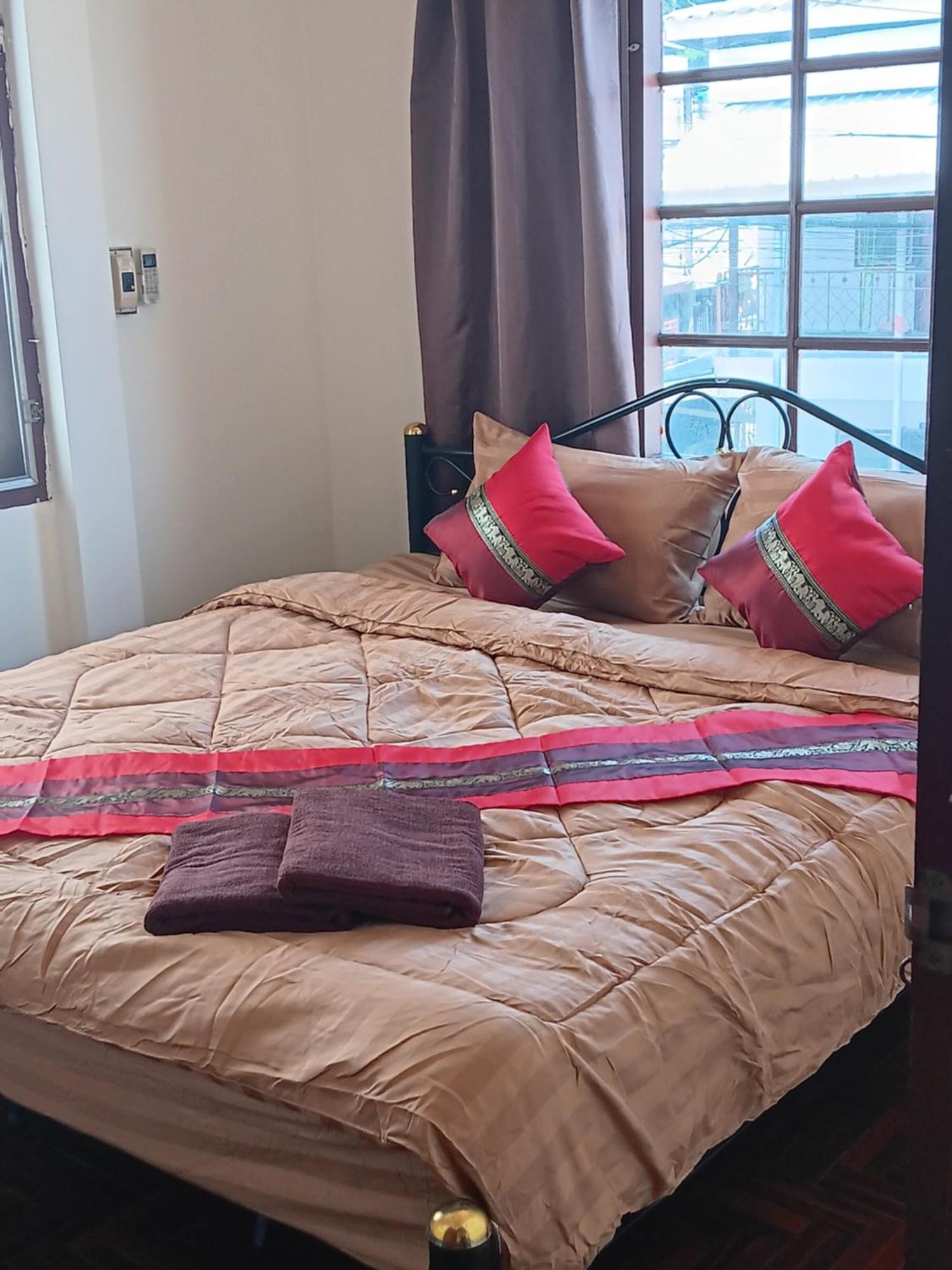 Hug Glur House Tour And Hostel (Adults Only) Chiang Mai Extérieur photo