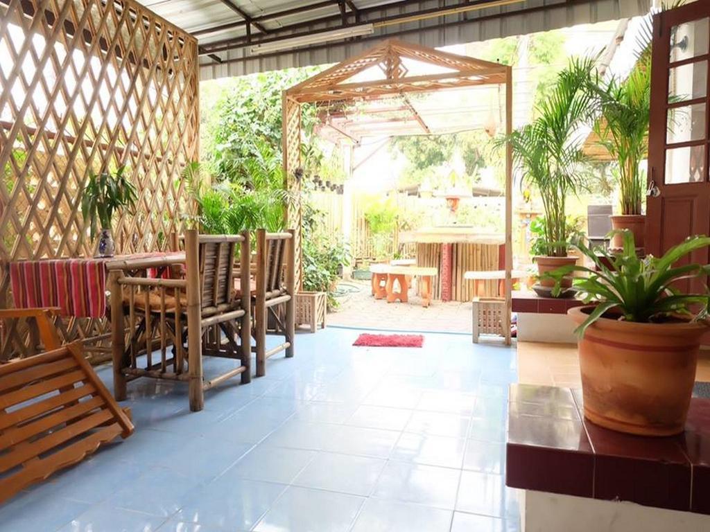 Hug Glur House Tour And Hostel (Adults Only) Chiang Mai Extérieur photo
