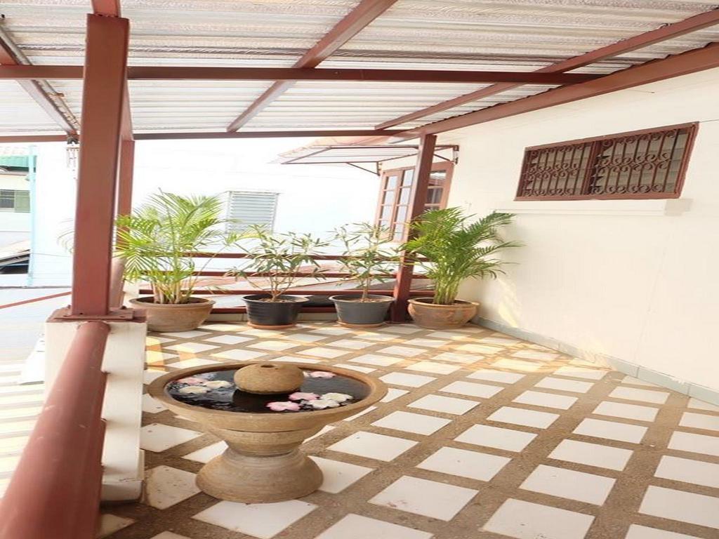 Hug Glur House Tour And Hostel (Adults Only) Chiang Mai Extérieur photo
