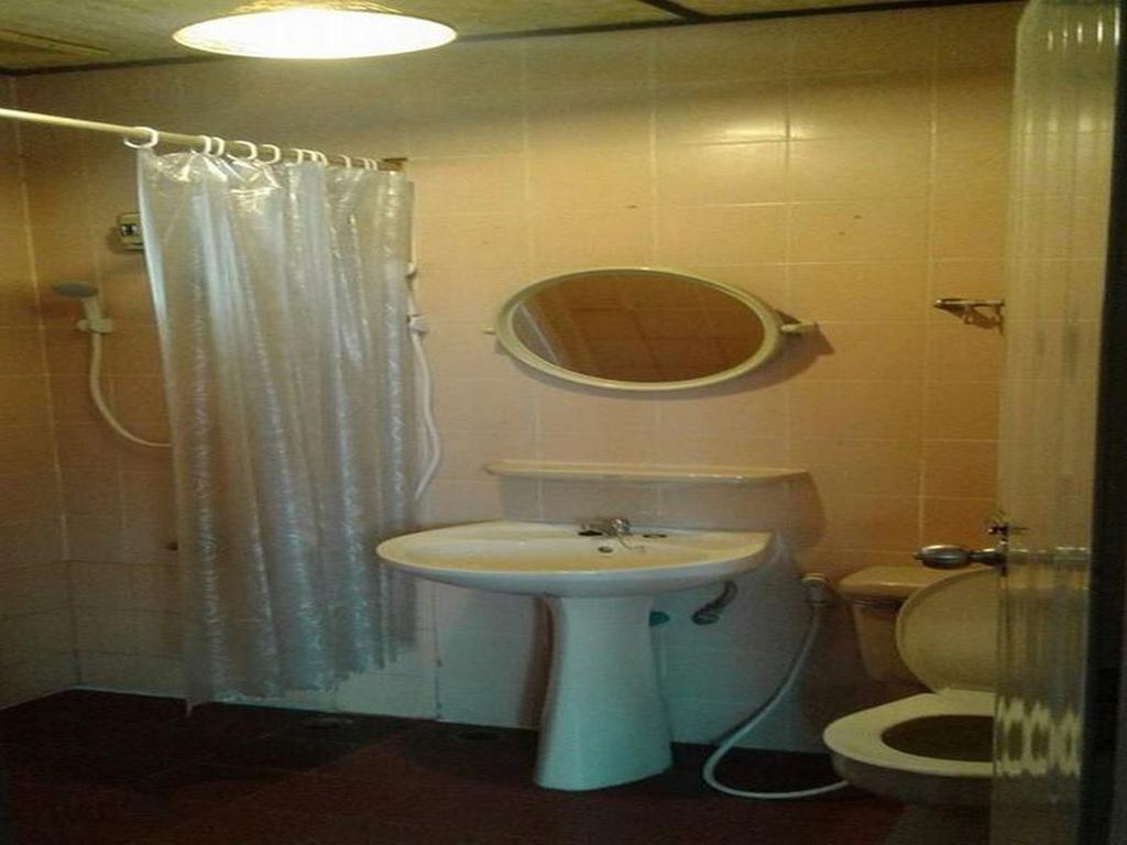 Hug Glur House Tour And Hostel (Adults Only) Chiang Mai Extérieur photo